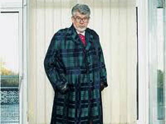 Rolf Harris enters witness box